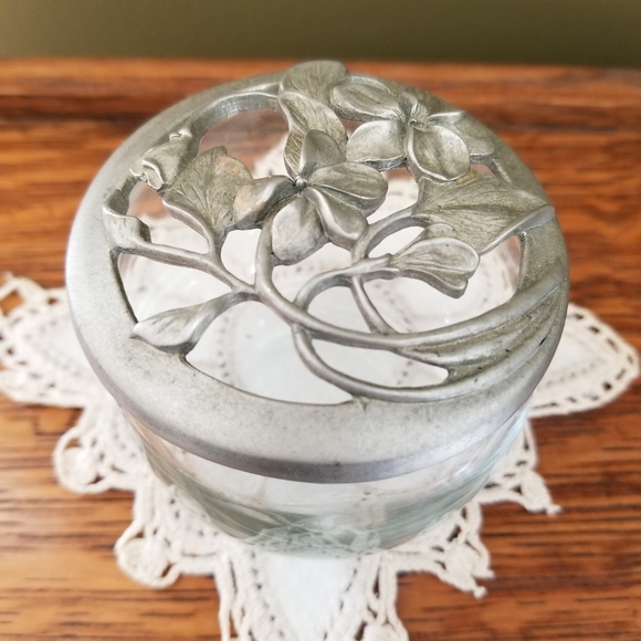 Vintage Elegant 1990s Floral Pewter Boudoir Glass Powder Jar - Picture 4 of 15